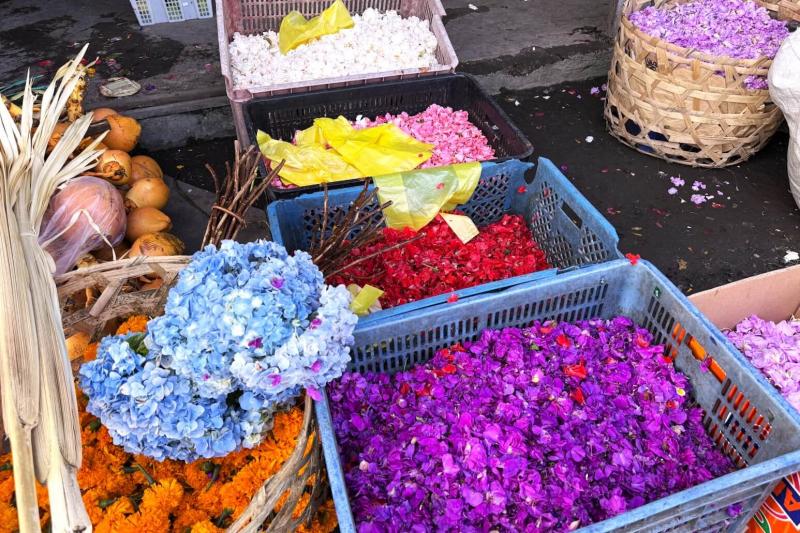 ヒンドゥー教徒の多いバリでは欠かせないお祈り用のお花