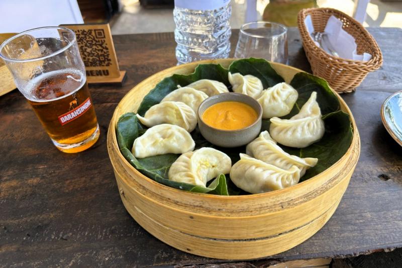 ナガルコットのレストランにてぷりぷりの餃子