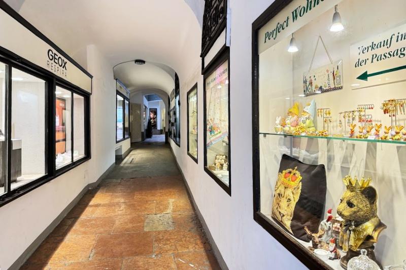 ふらっと小道に迷い込むと、かわいらしい雑貨屋さんもあります