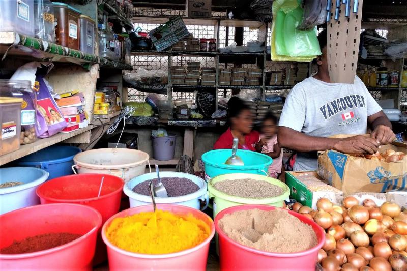インド人も多く住むフィジーではスパイスも売られています