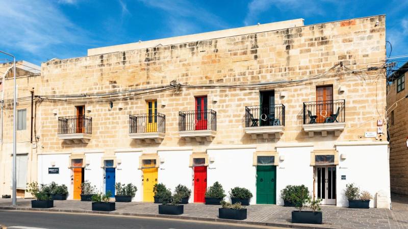 マルサシュロックにあるカラフルな扉の建物