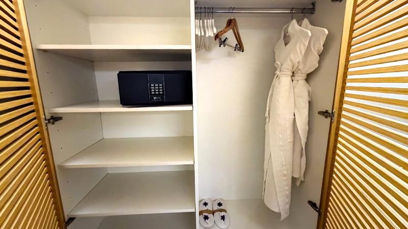 クローゼットには室内スリッパも用意されていました