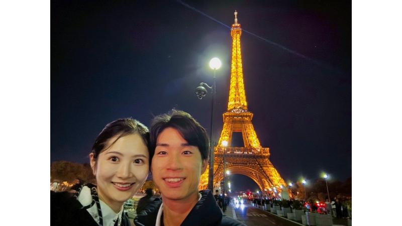 エッフェル塔の前で。日没後、毎時5分間だけ行われる「シャンパンフラッシュ」は圧巻でした！