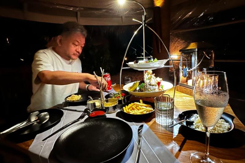 ショアライン グリルでの夕食