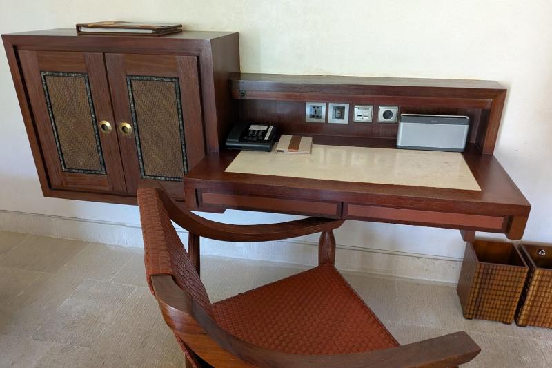 デスクのコンセントにはマルチタイプ、USBのAとCタイプの差込口が揃っています