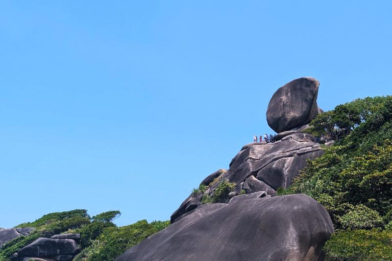 シミラン島でのハイライトは、シンボル的存在の「セイルロック」！ ぜひ上まで登っていただきたいポイントです！ 岩の下にいる人たちを見ると、岩の大きさがわかっていただけると思います。どうしてあんなところに巨岩があるの？ と思ってしまう光景でした。