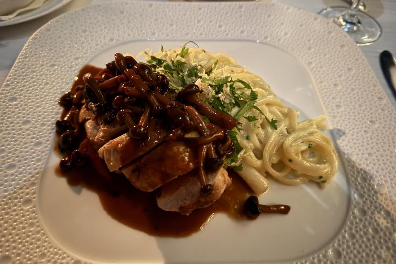 チキングリルは柔らかな焼き具合。カルボナーラは味が濃すぎることなくちょうどよく、お腹がいっぱいでもペロリと食べてしまいました！