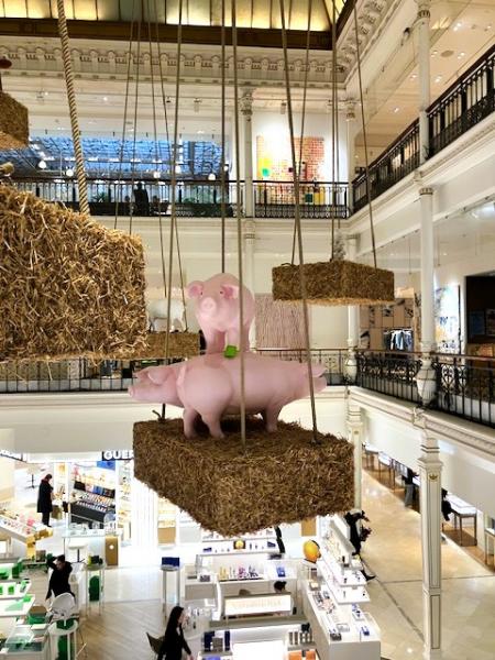 ブタさんの空中ディスプレイ！ これを見たくて、パリのボン マルシェ百貨店に行きました