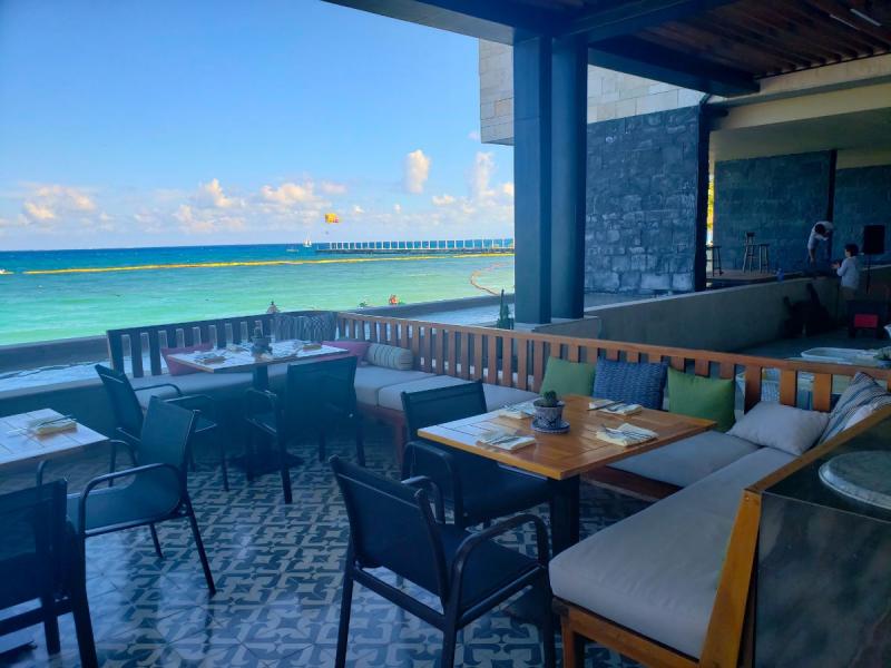 メインレストランはビーチの目の前にあり、カリブ海を見ながらのお食事は絶品！
