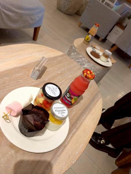 マーレ空港のラックスラウンジです。軽食やドリンクが自由に食べられました！