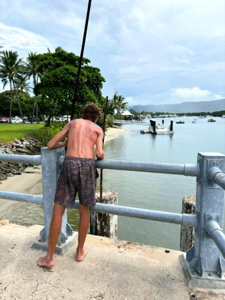 現地の方が銛（もり）で魚を狙う様子。「静かに！動かないで！」と言われ、15分くらい息を潜めて見守りました