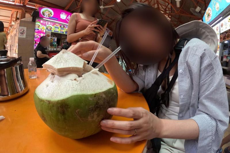 シンガポールのマックスウェルセンターで昼食を食べた際に、ココナッツのジュースを飲みました。水に味付けしたような味でした！