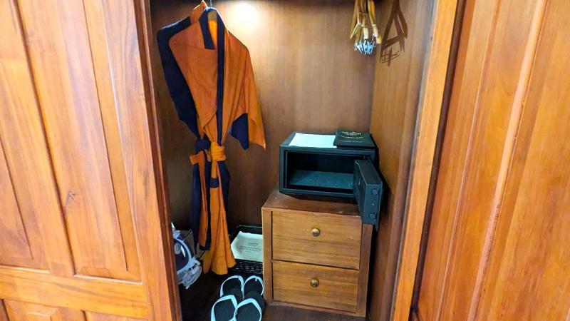 バスルームの中にクローゼットがあります