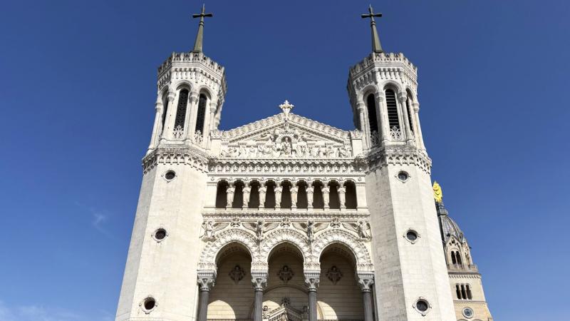 到着後、駅から出るとほどなく現れるのが、このノートルダム大聖堂