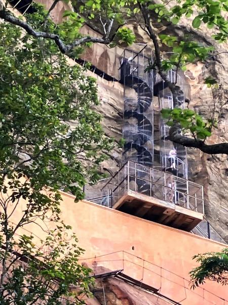 ライオンテラスへ登る途中から見えたミラーウォールと螺旋階段