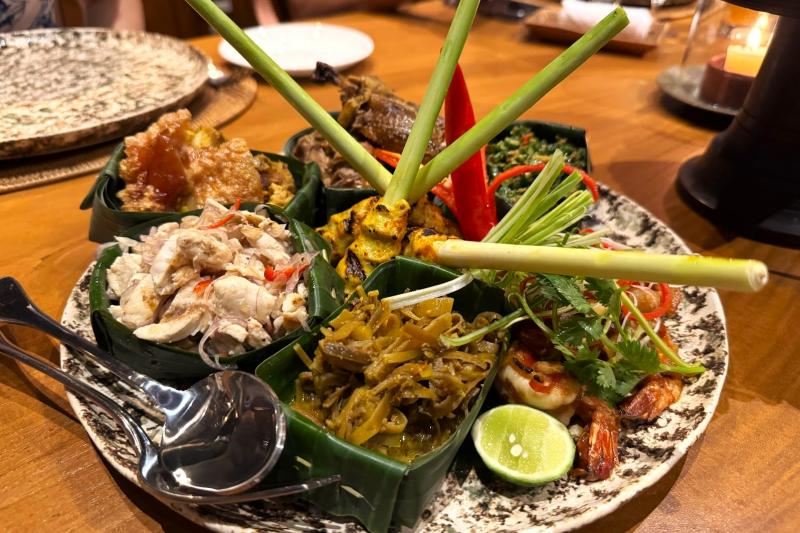 ザ レストランでの、地元の食材をふんだんに使ったバリ料理