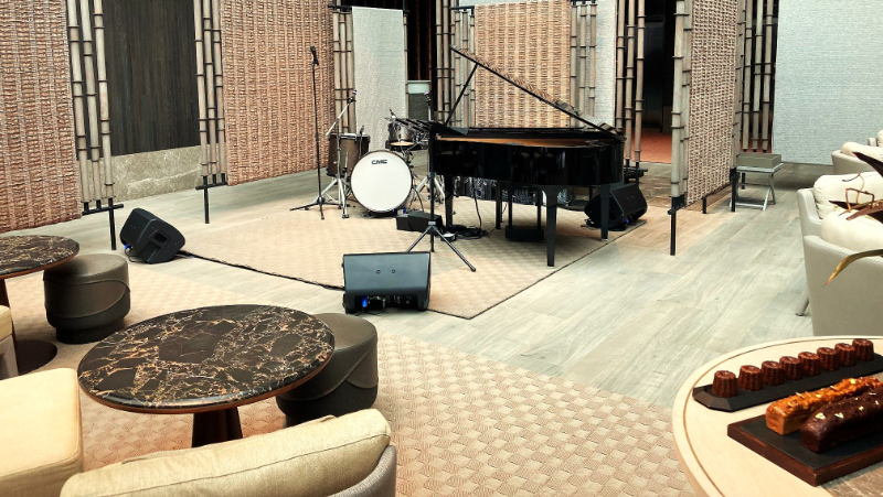 19階の中央にあるラウンジスペース。生演奏が行われます