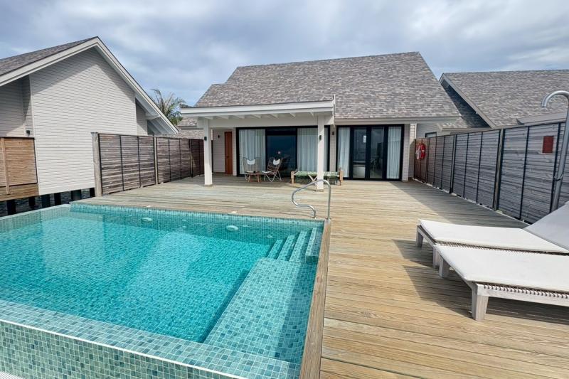 お部屋、デッキ、プールが広いウォータープールヴィラ