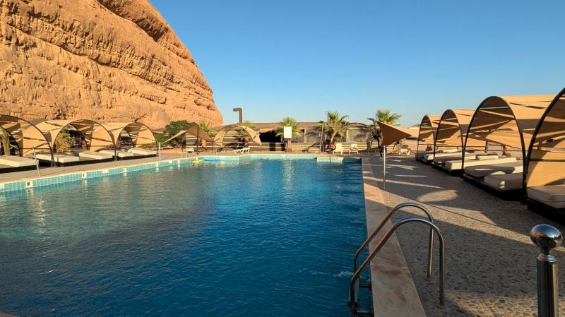 バーの横にはプールがあるのでキャンプ内でゆっくりできます