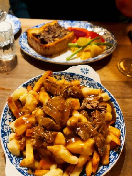 オー ザンシアン カナディアンにてケベックの郷土料理「プーティン」