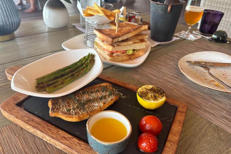 J.F.K.のフラワリクラブサンドイッチ・リーフフィッシュフィレグリル