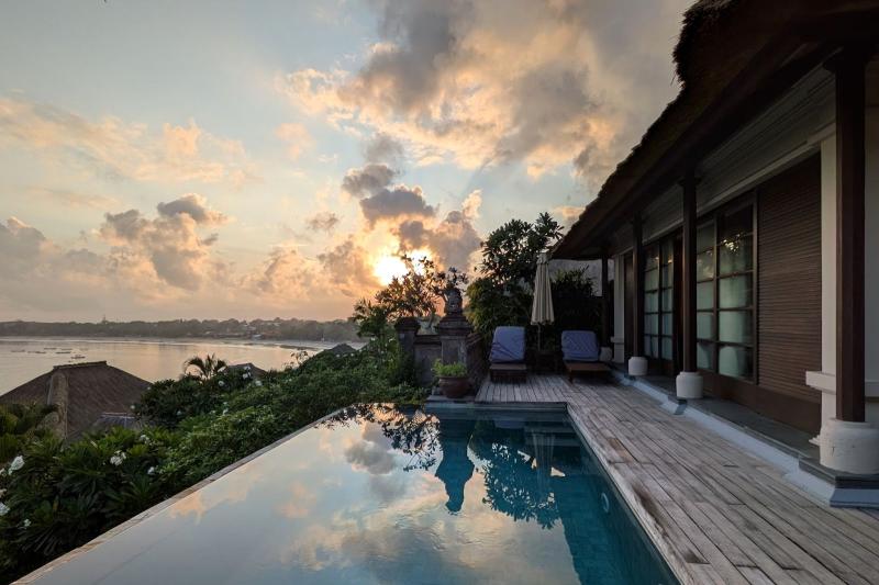 ヴィラは全室北向き。インドネシアは南半球なのでサンライズからサンセットまで見ることができます