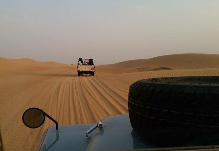 あたり一面砂の世界～。いざアラビアンな世界へ。デザートサファリのツアースポットまで移動です！