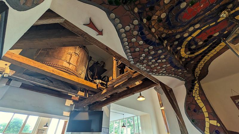 醸造所の天井にもアート