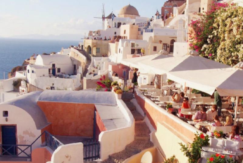 【Kastro Oia Restaurant（イア）】イアで夕日を眺めながらお食事ができる人気のギリシャ料理レストランです。1カ月前でも満席のこともありますので、できるだけお早めのご予約をおすすめします。