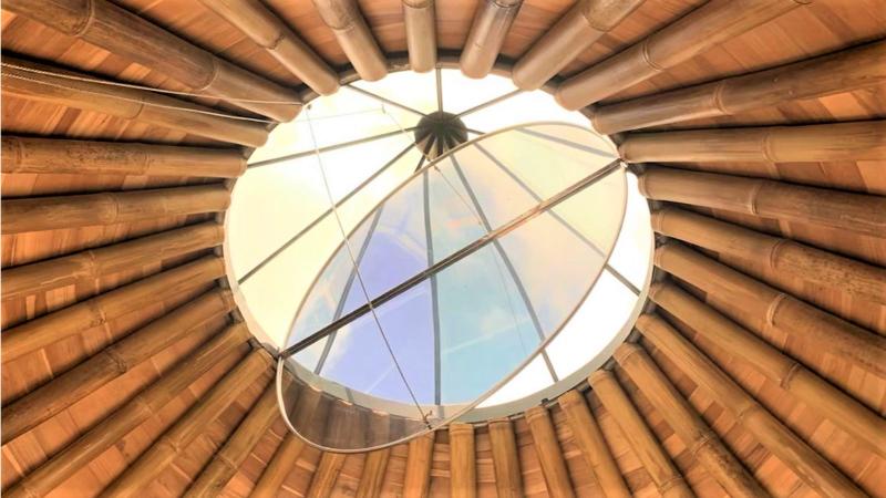 天井の丸い開口部は自然のエネルギーを受ける入り口