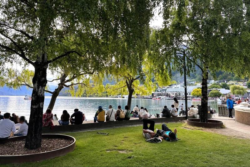 クイーンズタウンの湖沿いも散策