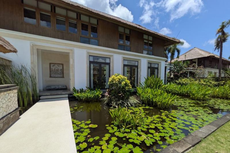 レジデンスへの入口は豪華な別荘のような雰囲気