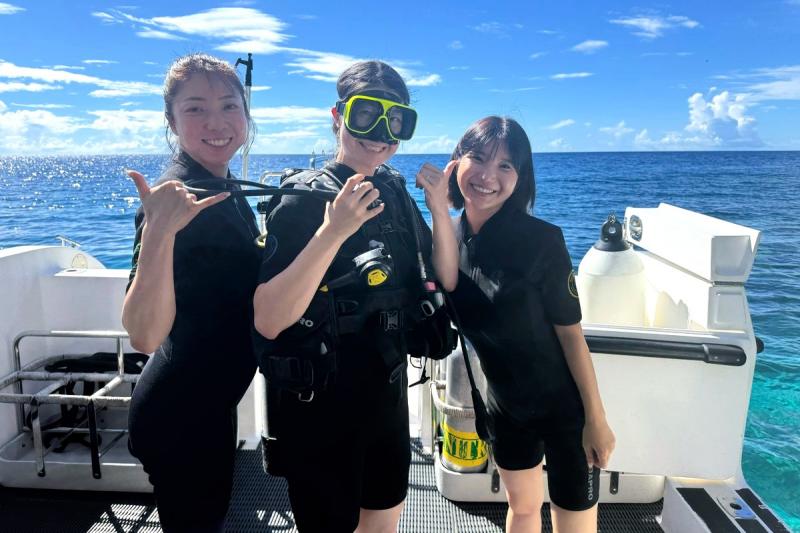 真ん中の私はチェックダイブ、2人は体験ダイビングを！
