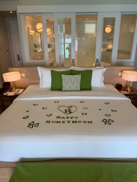 お部屋に入ると、ハネームーン特典でベッドがデコレーションしてあってとてもかわいかったです