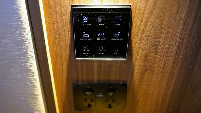 照明やブラインド開閉などの操作は壁面パネルや専用タブレットから