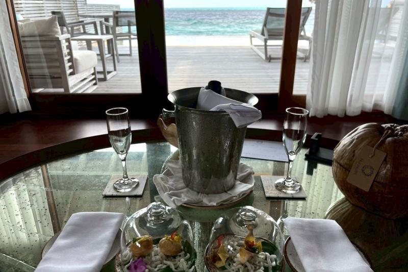 ベッドデコレーションだけでなく、シャンパンやお菓子も用意してくれていました。