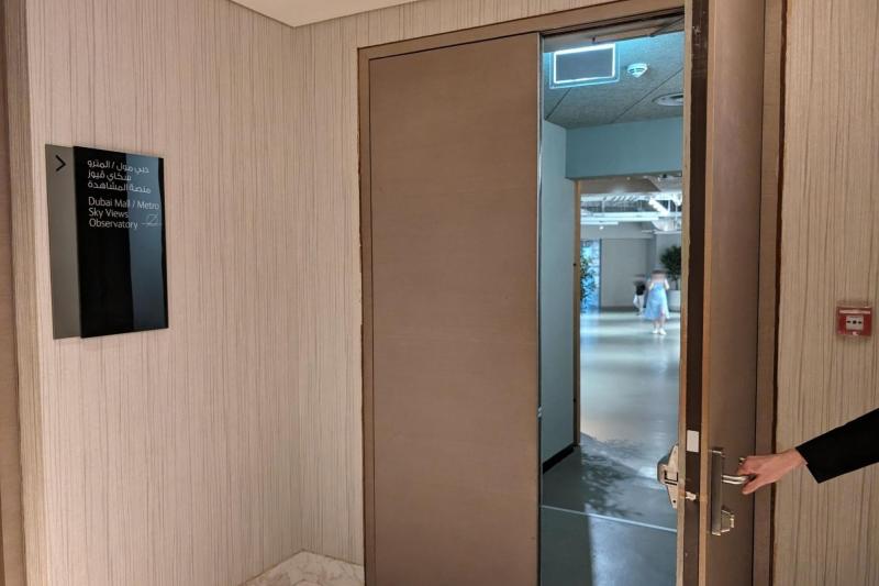 ホテルから直接、メトロの駅やドバイモール駅まで直結しています