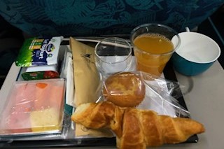 乗り継ぎのスリランカでお土産を買おうと思っていたのですが、全く買う時間がなく、行きに買っておけばよかったと後悔しました。スリランカ乗り継ぎでどうしても欲しいお土産がある方は、行きに買うことをおすすめします（写真：機内でいただいた朝食のパンが甘くて美味しかったです）。