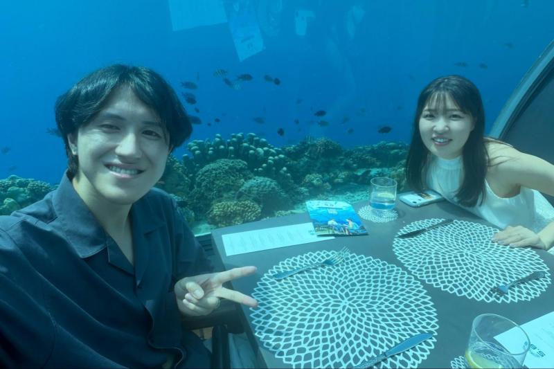 フラワリ アイランド リゾートの水中レストランにて
