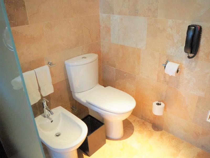 清潔感のあるトイレ。トイレはスペイン語でセルヴィシオやバ二ョと言えば通じます