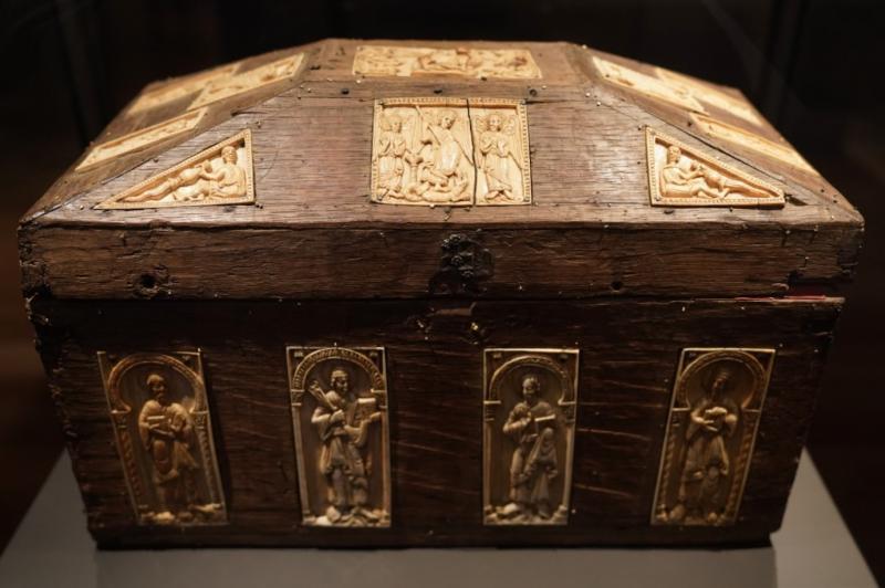 1. 象牙装飾聖遺物箱