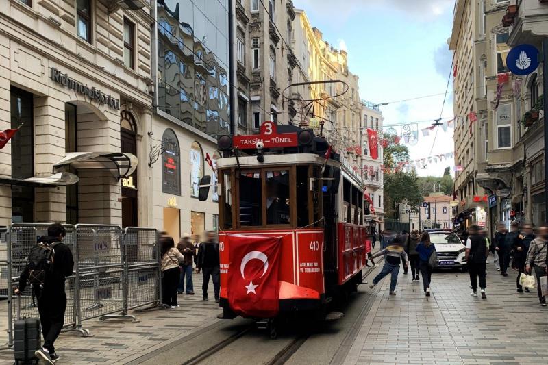 イスタンブールのレトロな赤い路面電車