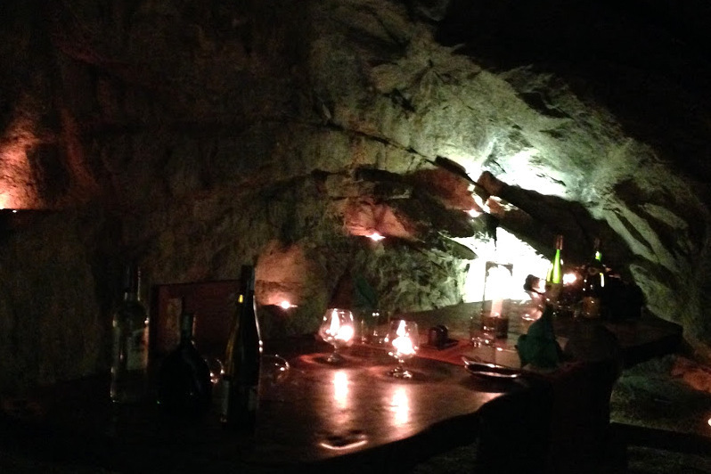 洞窟の中が美しくライトアップされて、ロマンチック♪