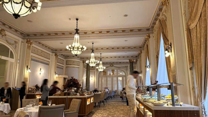 こんなに天井が高くてゴージャスな朝食会場は初めてです！