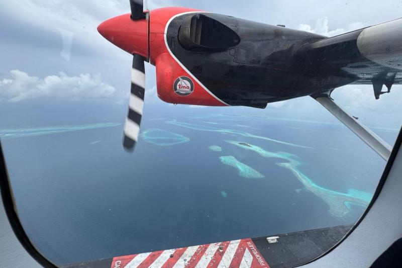 水上飛行機からの眺め。モルディブの小さな島がたくさん見えました