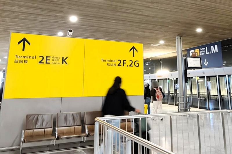 このモノレールには乗りません。ターミナル2EのL、M行きと書かれています（写真右）