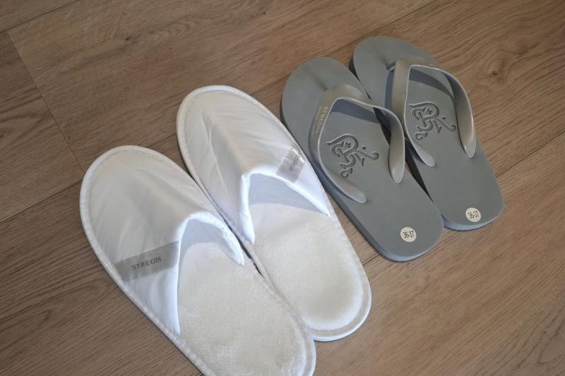お部屋に備え付けのスリッパとビーチサンダル