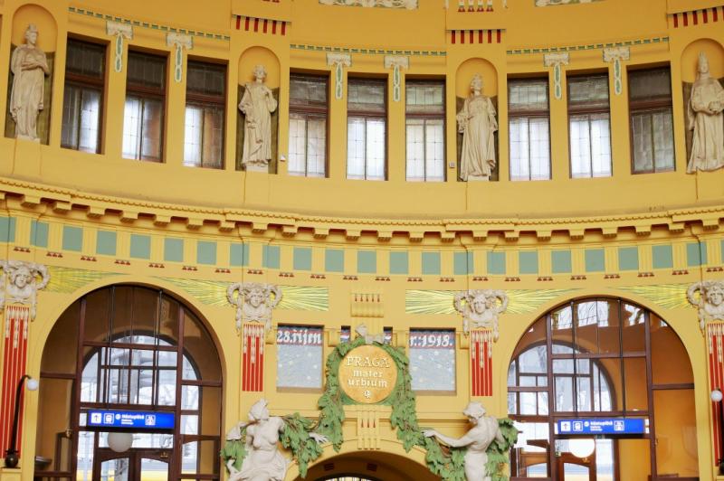 プラハ中央駅！ 国際列車の到着する駅と思えないほどかわいい