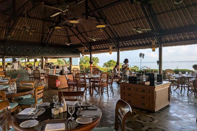 ジンバランベイが見える開放感ある店内