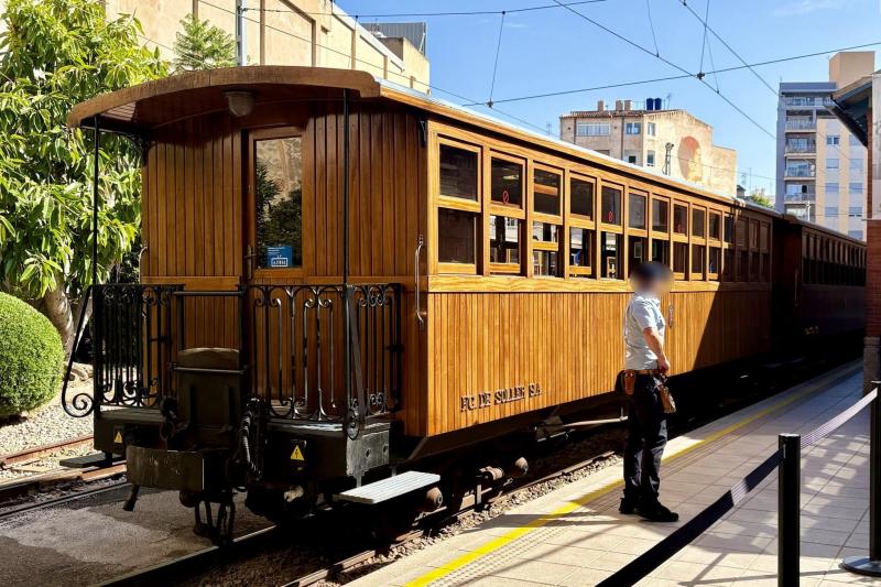 ホーム前方（ホームに出て右手）にレトロな木造列車が待機しています